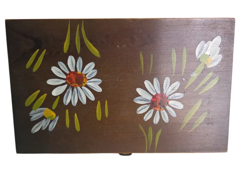 Foto de um(a) Caixa de Joias em Madeira – Detalhes Florais na Tampa, da categoria de Porta-Jóias. Guarde seus tesouros com a delicadeza que eles merecem. Esta caixa de joias em madeira maciça apresenta um acabamento... Mostrado de uma perspectiva diferente. Vendido no marketplace Trésors.