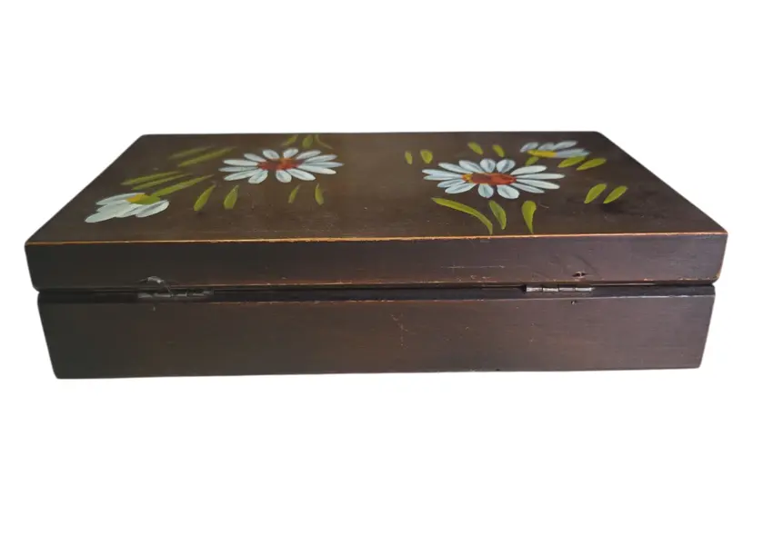 Foto de um(a) Caixa de Joias em Madeira – Detalhes Florais na Tampa, da categoria de Porta-Jóias. Guarde seus tesouros com a delicadeza que eles merecem. Esta caixa de joias em madeira maciça apresenta um acabamento... Mostrado de uma perspectiva diferente. Vendido no marketplace Trésors.