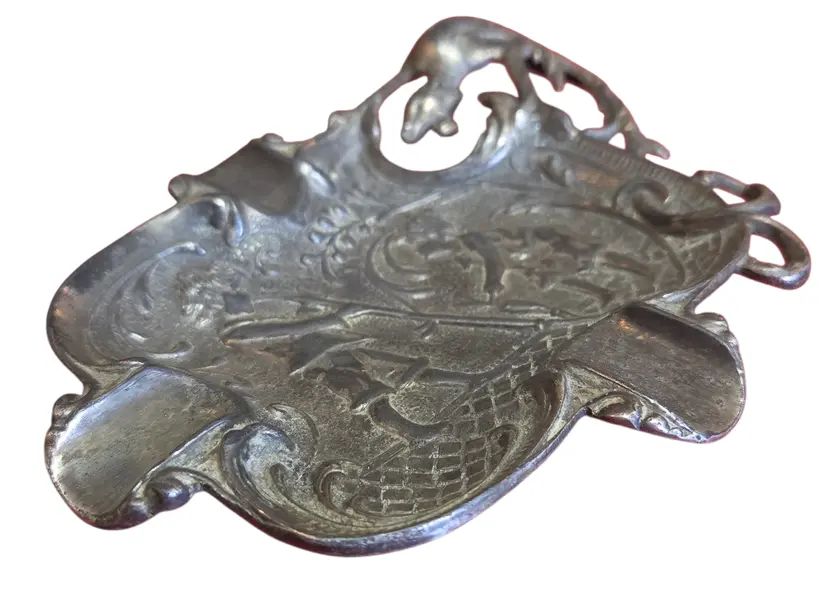 Foto de um(a) Cinzeiro Dragão em Metal Prateado, da categoria de Cinzeiros. Apresentamos um refinado cinzeiro de coleção, produzido em metal com acabamento oxidado. A peça destaca-se pela sua... Mostrado de uma perspectiva diferente. Vendido no marketplace Trésors.