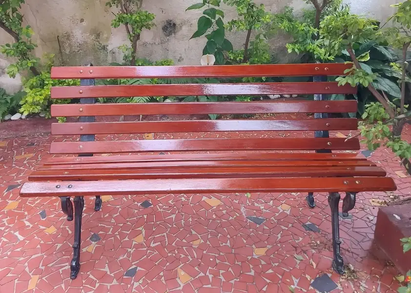 Foto de um(a) Banco de jardim, da categoria de Bancos. Antigo banco de praça/ jardim 9 réguas com pés de ferro fundido Medidas : Comprimento 1,30 X profundidade 50 cm. Mostrado de uma perspectiva diferente. Vendido no marketplace Trésors.