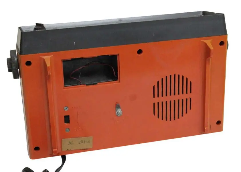 Foto de um(a) Rádio relógio SEMP TOSHIBA RR - 1005 - Nº 25440 BIVOLT, da categoria de Rádios e sintonizadores. Antigo e raro rádio relógio SEMP TOSHIBA RR - 1005 - Nº 25440 BIVOLT. Na tonalidade laranja, funcionando, sem garantias... Mostrado de uma perspectiva diferente. Vendido no marketplace Trésors.