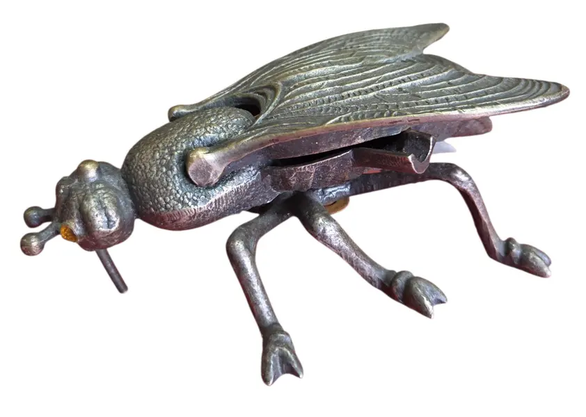 Foto de um(a) Cinzeiro de Mosca em Bronze, da categoria de Cinzeiros. Mostrado de uma perspectiva diferente. Vendido no marketplace Trésors.