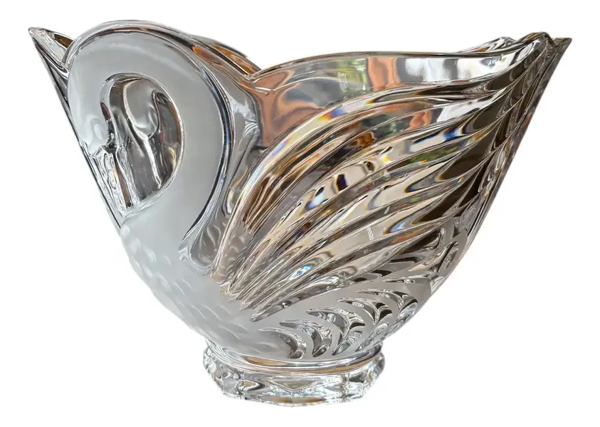 Foto de um(a) Antigo Vaso Centro De Mesa Cisne Cristal Francês Satiné, da categoria de Centro de mesa. Antigo e belíssimo vaso, centro de mesa em cristal francês, com decoração de cisnes em relevo. Ótimo tamanho para fazer... Vendido no marketplace Trésors.
