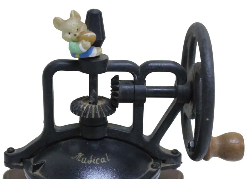 Foto de um(a) Caixa de música formato moedor de café, da categoria de Cestos e Caixas. Antiga caixa musical representando moedor de café, em material plástico com decoração ratinhos em policromia. Funcionando,... Mostrado de uma perspectiva diferente. Vendido no marketplace Trésors.