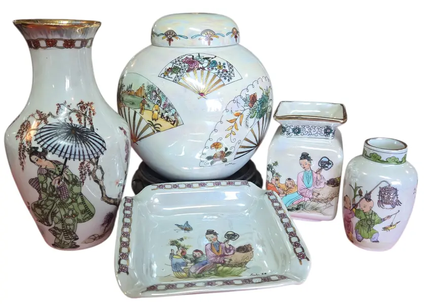 Foto de um(a) Conjunto 5 Peças Porcelana Oriental esmaltada - Assinadas e Datadas (1988), da categoria de Vasos. Exclusivo conjunto decorativo composto por 5 peças em porcelana oriental, apresentando um sofisticado acabamento acetinado... Mostrado de uma perspectiva diferente. Vendido no marketplace Trésors.