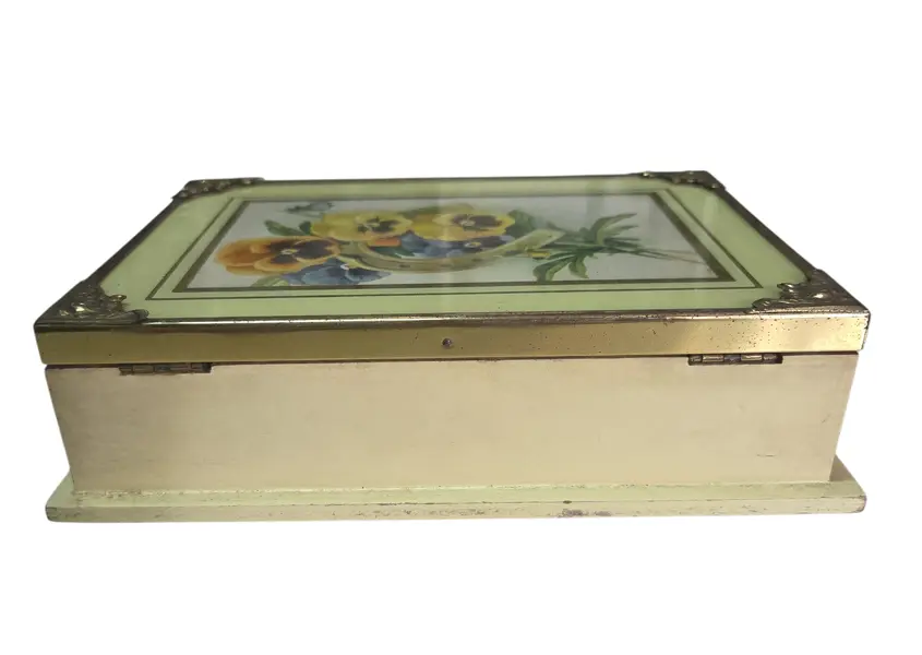 Foto de um(a) Caixa Decorativa Sorte e Flores – Detalhes em Metal Dourado, da categoria de Porta-Jóias. Encante-se com a delicadeza desta caixa exclusiva. Unindo o clássico símbolo da ferradura para atrair boas energias ao... Mostrado de uma perspectiva diferente. Vendido no marketplace Trésors.