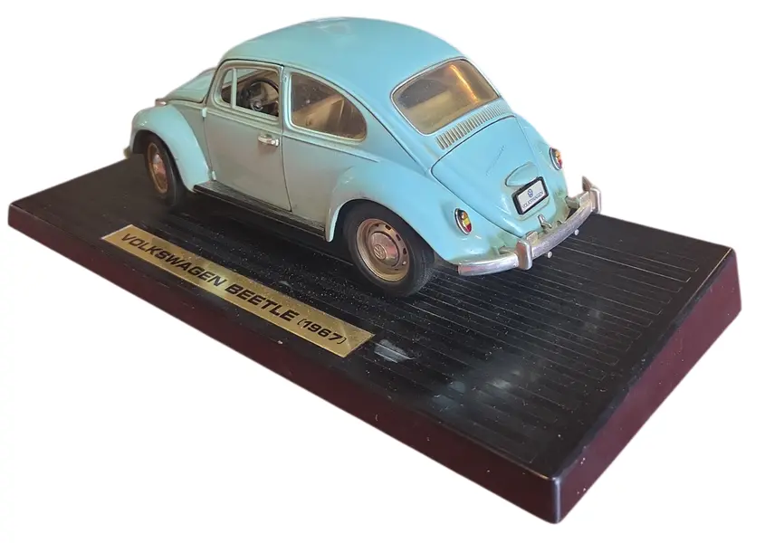 Foto de um(a) Miniatura Volkswagen Beetle (Fusca) 1967 - Azul - Escala 1:18 (Relíquia), da categoria de Carros e caminhões de brinquedo. Esta é uma peça indispensável para qualquer colecionador de clássicos: a miniatura do Volkswagen Beetle 1967. O modelo de... Mostrado de uma perspectiva diferente. Vendido no marketplace Trésors.
