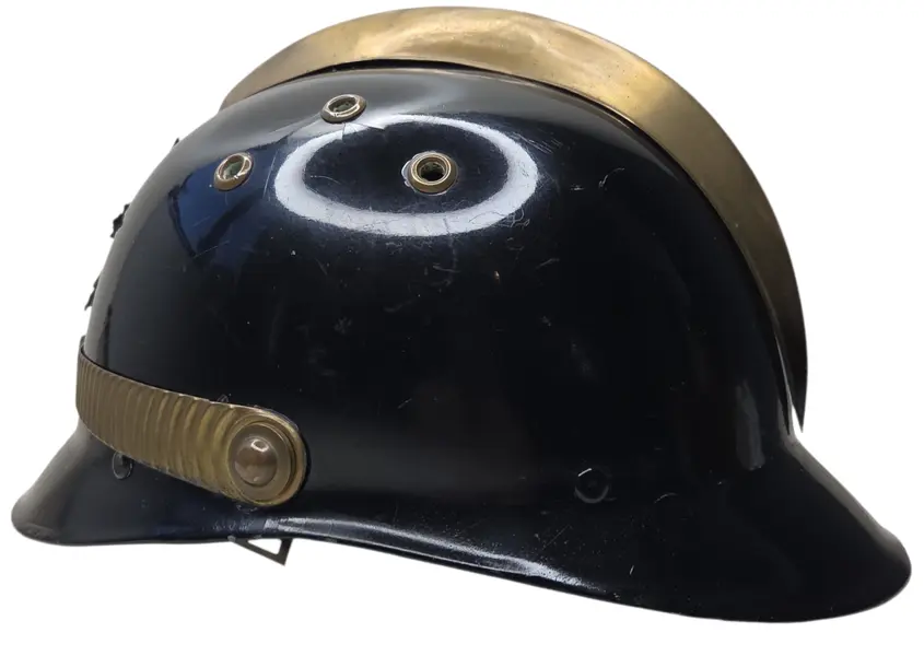 Foto de um(a) Antigo Capacete De Bombeiro Anos 60, da categoria de Outros colecionáveis. Uma verdadeira viagem no tempo! Peça histórica da década de 1960.Vendo capacete de bombeiro original dos anos 60. Uma peça... Mostrado de uma perspectiva diferente. Vendido no marketplace Trésors.