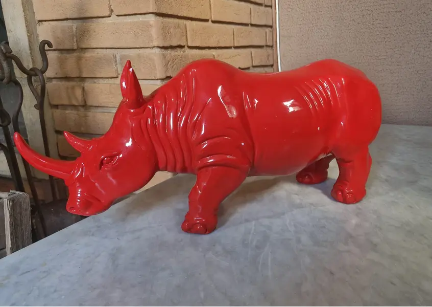 Foto de um(a) Belo Rinoceronte vermelho em resina, da categoria de Modelos e estatuetas. Escultura decorativa em resina, representando um rinoceronte, uma peça de design contemporâneo que se destaca pelo impacto... Mostrado de uma perspectiva diferente. Vendido no marketplace Trésors.