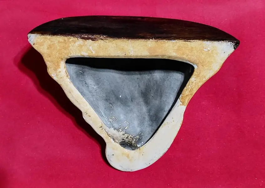 Foto de um(a) Peanha em Cerâmica, Década de 1970, da categoria de Suportes decorativos. Peanha em cerâmica com folhas de acanto na base e na parte superior pintura marrom, década de 1970. A: 13 cm L: 17 cm P: 8... Mostrado de uma perspectiva diferente. Vendido no marketplace Trésors.