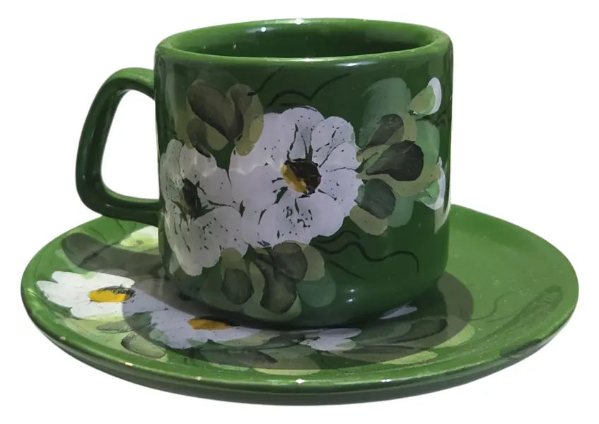 Foto de um(a) Jogo de Café/Chá em Porcelana Esmaltada Verde – Pintura Floral Artesanal – 15 Peças, da categoria de Conjuntos de café e chá. Encante seus convidados com este magnífico conjunto de café em porcelana esmaltada. Com um acabamento em verde folha... Mostrado de uma perspectiva diferente. Vendido no marketplace Trésors.