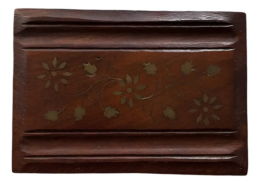 Foto de um(a) Antiga Caixa Decorativa Cigarreira Em Madeira E Bronze, da categoria de Cigarreiras e piteiras. Antiga caixa decorativa ou cigarreira artística em madeira com a tampa com decoração floral em bronze.Medidas 4 x 15 x 11cm. Mostrado de uma perspectiva diferente. Vendido no marketplace Trésors.