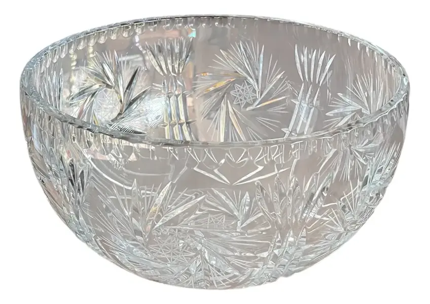 Foto de um(a) Antigo Grande Bowl Centro De Mesa Saladeira Cristal Theco, da categoria de Travessas e tigelas. Antigo e grande centro de mesa em cristal Tcheco de altíssima qualidade, com intenso brilho natural e lapidação feita à mão;... Vendido no marketplace Trésors.