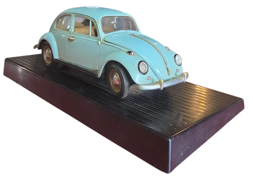 Foto de um(a) Miniatura Volkswagen Beetle (Fusca) 1967 - Azul - Escala 1:18 (Relíquia), da categoria de Carros e caminhões de brinquedo. Esta é uma peça indispensável para qualquer colecionador de clássicos: a miniatura do Volkswagen Beetle 1967. O modelo de... Mostrado de uma perspectiva diferente. Vendido no marketplace Trésors.