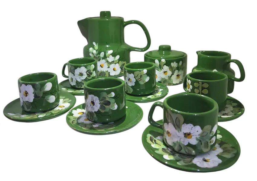 Foto de um(a) Jogo de Café/Chá em Porcelana Esmaltada Verde – Pintura Floral Artesanal – 15 Peças, da categoria de Conjuntos de café e chá. Encante seus convidados com este magnífico conjunto de café em porcelana esmaltada. Com um acabamento em verde folha... Vendido no marketplace Trésors.
