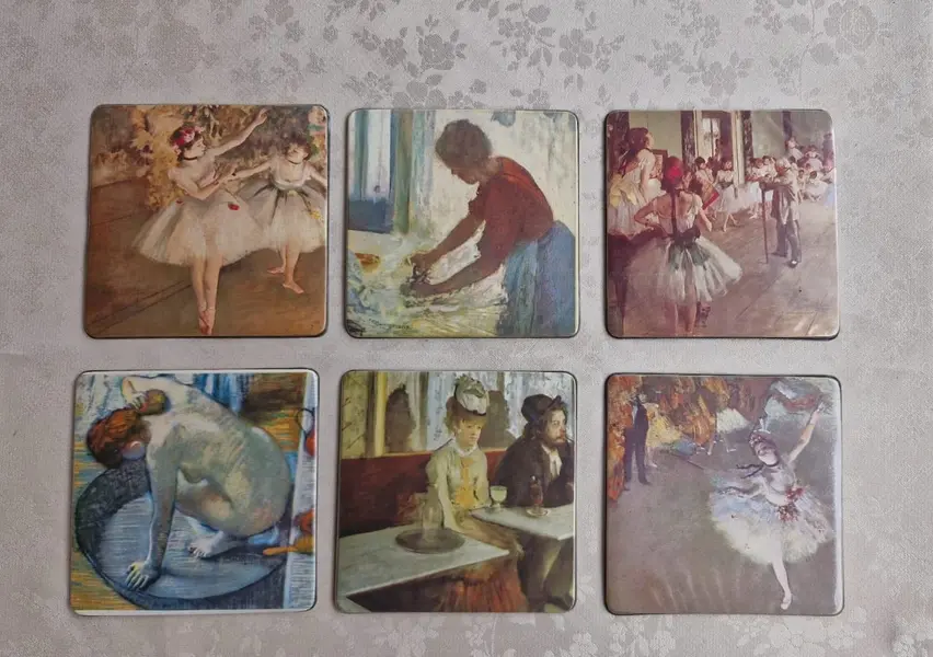 Foto de um(a) Belo conjunto de porta-copos - Pinturas francesas de Edgar Degas, da categoria de Porta-copos. Lindo conjunto de 6 porta-copos em couro, representando pinturas do artista francês Edgar Degas, um impressionista do século... Mostrado de uma perspectiva diferente. Vendido no marketplace Trésors.