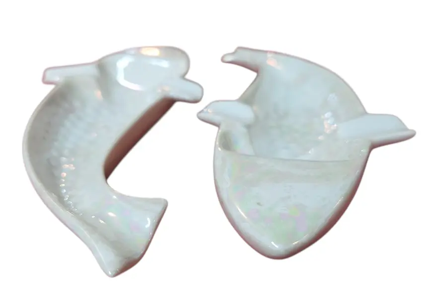Foto de um(a) Par de Cinzeiros em Porcelana - Peixe, da categoria de Cinzeiros. Simetria e estilo náutico. Este par de cinzeiros em porcelana traz o frescor do design figurativo em formato de peixe,... Mostrado de uma perspectiva diferente. Vendido no marketplace Trésors.