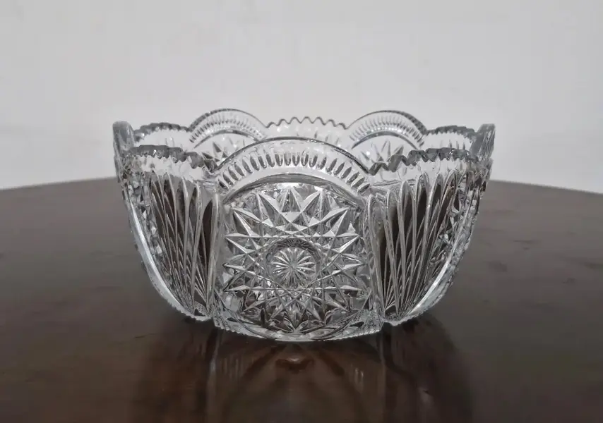Foto de um(a) Tigela em cristal lapidado, da categoria de Travessas e tigelas. Bela tigela em cristal com lapidação estilo tcheco, adornada com estrelas, que exibe um trabalho de alta qualidade e... Mostrado de uma perspectiva diferente. Vendido no marketplace Trésors.