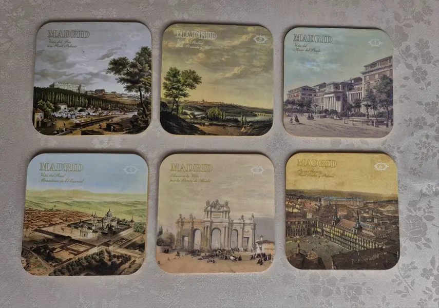 Foto de um(a) Conjunto de porta-copos fabricados na Espanha, da categoria de Porta-copos. Lindo conjunto com 6 porta-copos de madeira confeccionados em Barcelona, com fotos de pontos turísticos de Madri. Embalagem... Mostrado de uma perspectiva diferente. Vendido no marketplace Trésors.