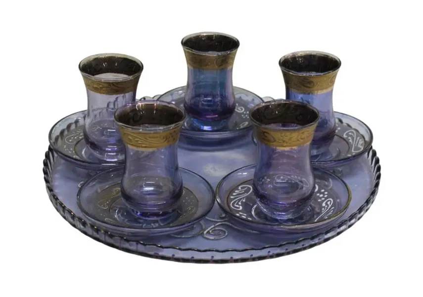 Foto de um(a) Conjunto de chá Turco, da categoria de Acessórios de cozinha. Conjunto para chá em vidro na tonalidade lilás, acompanha bandeja redonda com decoração em arabescos dourados e 5 copos com... Vendido no marketplace Trésors.