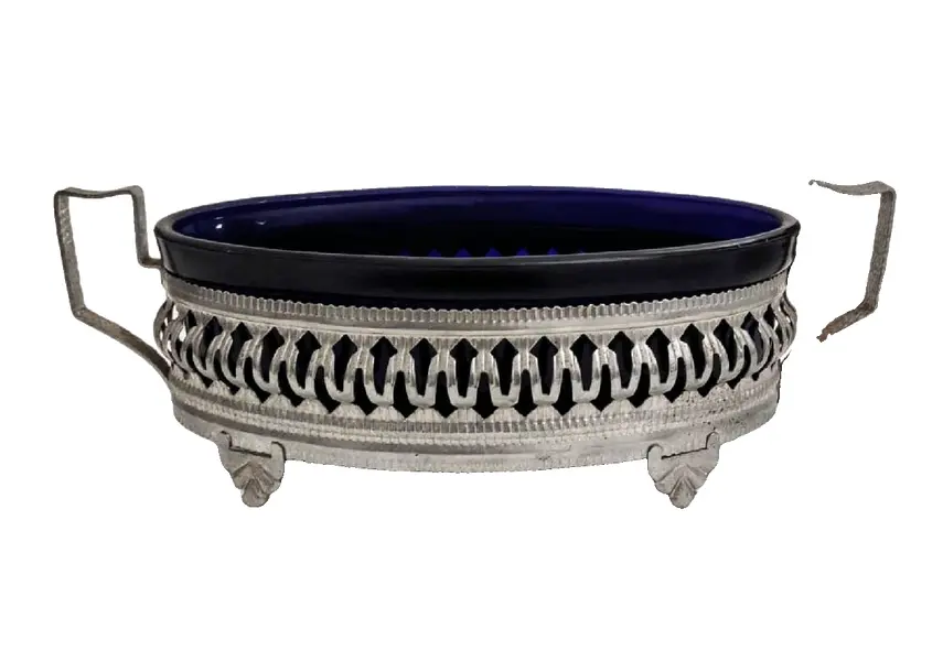 Foto de um(a) Centro de Mesa Anos 70, da categoria de Centro de mesa. Centro de mesa em latão elíptico e rendado com 4 pés e tudo com banho de prata, parte interna de vidro (original) azul... Vendido no marketplace Trésors.