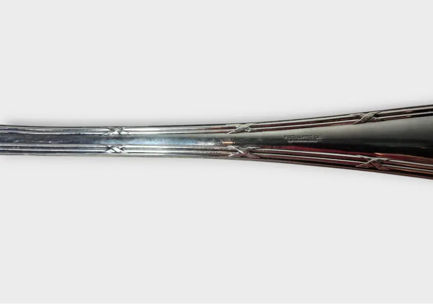 Foto de um(a) Grande concha Plata Lappas, da categoria de Faqueiros / Jogo de talheres. Grande concha para caldos e sopa em metal espessurado à prata, da tradicional marca 'Plata Lappas'. Marca de faqueiros,... Mostrado de uma perspectiva diferente. Vendido no marketplace Trésors.