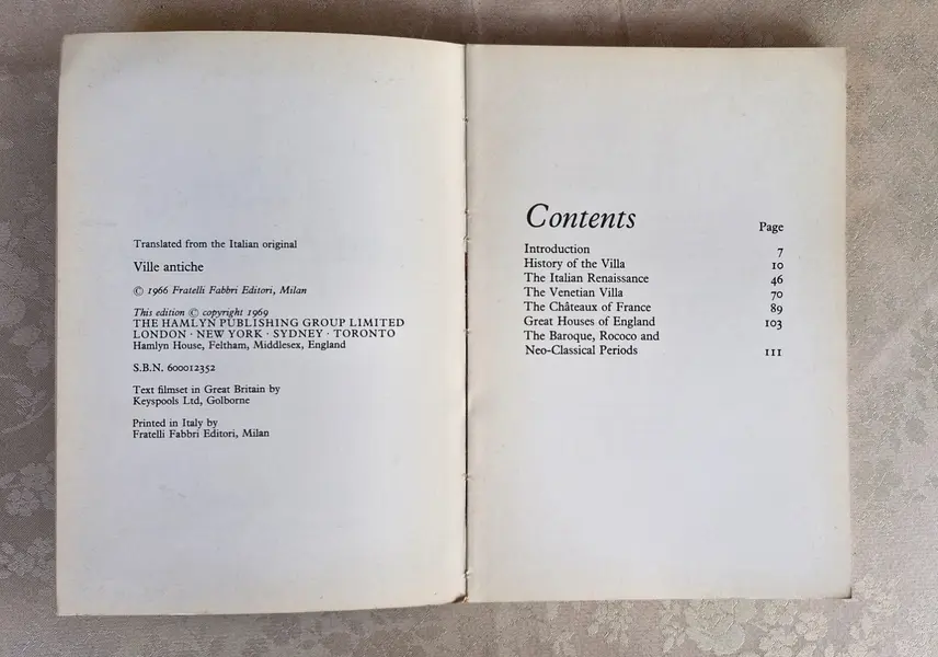 Foto de um(a) Raro trio de livros especiais, da categoria de Livros. Rara coleção de três livros sendo: Art Nouveau: 54 pranchas a cores - Este livro publicado em 1985 é um recurso ilustrado... Mostrado de uma perspectiva diferente. Vendido no marketplace Trésors.