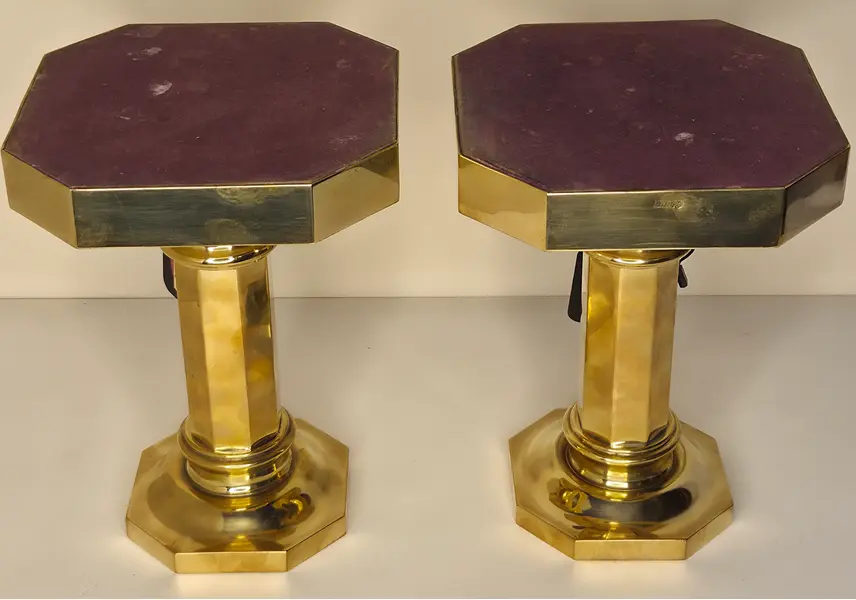 Foto de um(a) Par de Castiçais Dourados, da categoria de Velas e fragrâncias para casa. Ilumine seus momentos especiais com a sofisticação que só o dourado proporciona. Este par de castiçais une um design... Mostrado de uma perspectiva diferente. Vendido no marketplace Trésors.