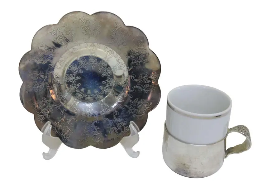 Foto de um(a) Conjunto 06 Xícaras De Café - Mp Prata, da categoria de Xícaras. Conjunto de 06 xícaras no estojo original, para café acompanha bandeja e 06 colherinhas, os pires e a bandeja apresentam... Mostrado de uma perspectiva diferente. Vendido no marketplace Trésors.