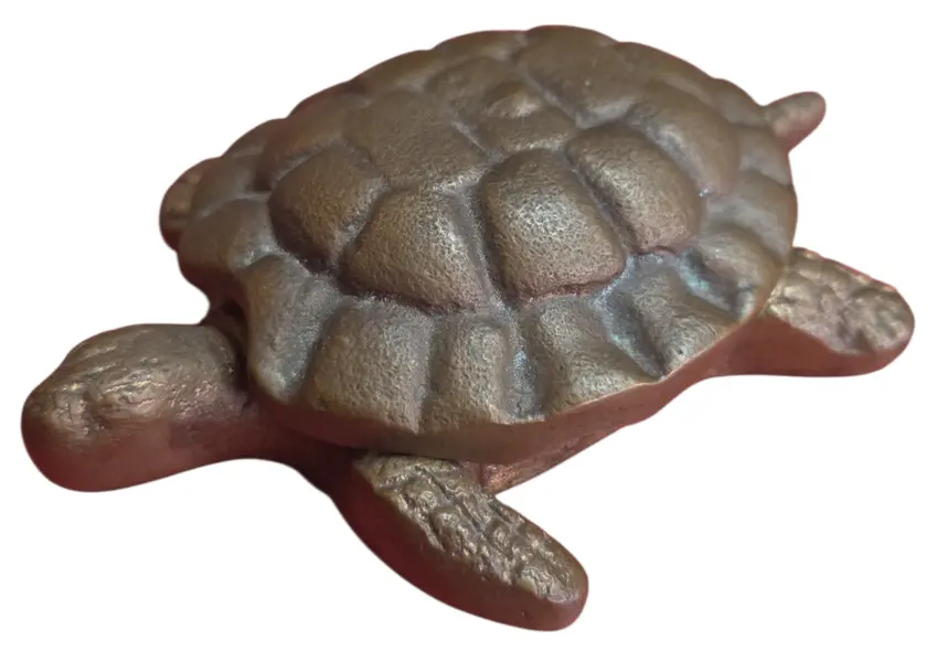Foto de um(a) Cinzeiro Marinho: Tartaruga em Bronze, da categoria de Cinzeiros. Inspirada na longevidade e resistência das tartarugas marinhas, esta peça decorativa em bronze é um item de destaque para... Vendido no marketplace Trésors.