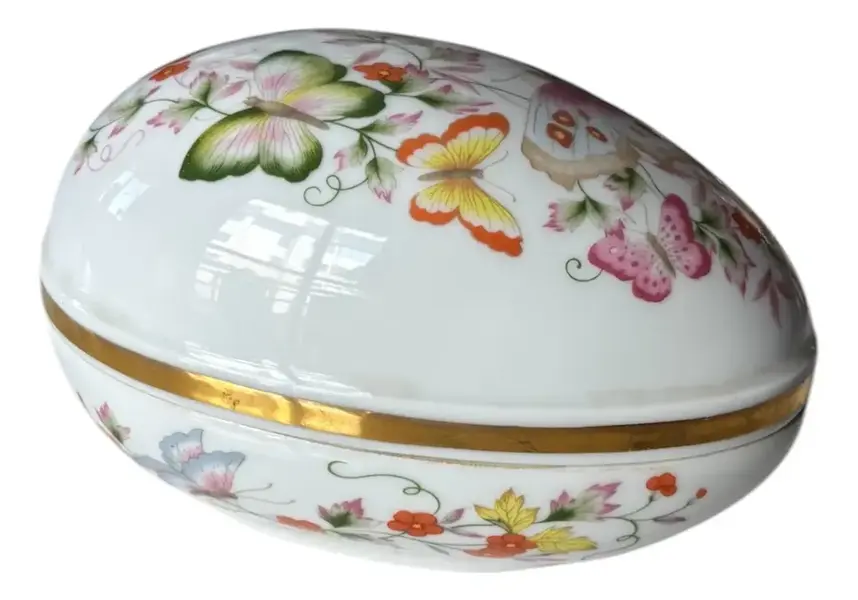 Foto de um(a) Antiga Caixa Decorativa Ovo Porcelana Espanhola Borboleta, da categoria de Porta-Jóias. Antiga e belíssima caixa decorativa porta joias em porcelana espanhola de Madrid. Belíssima decoração floral com borboletas... Vendido no marketplace Trésors.
