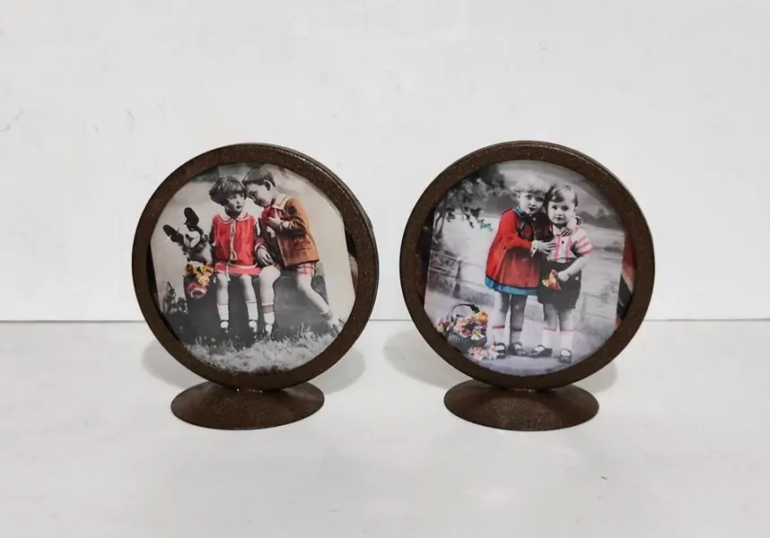 Foto de um(a) Dois Porta Retratos Circulares em Ferro, Década de 1930, da categoria de Porta retratos. Dois porta retratos circulares em ferro, vidro trocado por acetato devido a espessura dos vidros atuais, década de 1930 ... Mostrado de uma perspectiva diferente. Vendido no marketplace Trésors.