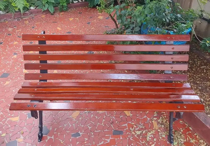 Foto de um(a) Banco de jardim, da categoria de Bancos. Antigo banco de praça/ jardim 9 réguas com pés de ferro fundido Medidas : Comprimento 1,30 X profundidade 50 cm. Mostrado de uma perspectiva diferente. Vendido no marketplace Trésors.