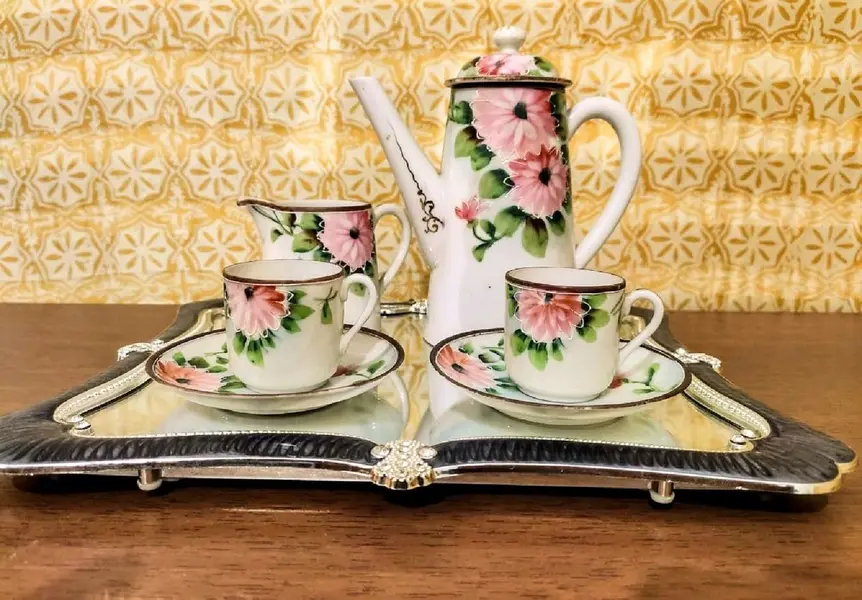 Foto de um(a) Conjunto Chinês Casca de Ovo 80'S, da categoria de Conjuntos de café e chá. Tête-à-tête em casca de ovo, policromada e em relevo, procedência chinesa década de 1980, com marca do fabricante. Bule: A... Mostrado de uma perspectiva diferente. Vendido no marketplace Trésors.