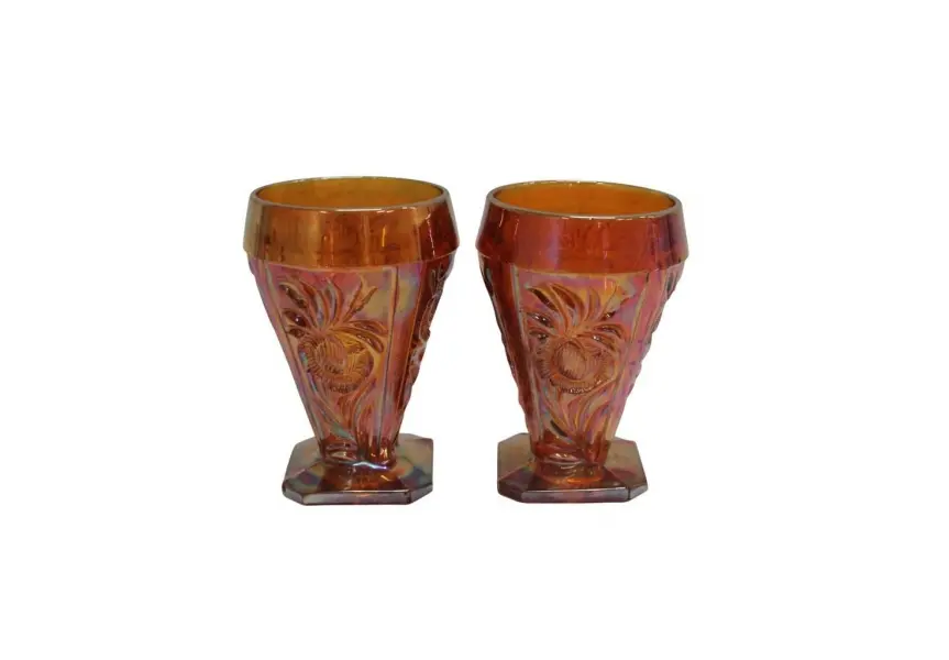 Foto de um(a) Par de cálices em carnival glass, da categoria de Castiçais. Par de cálices em carnival glass, com base quadrada e bojo facetado com florais em vidro no tom dito "fogo" iridescente ... Vendido no marketplace Trésors.