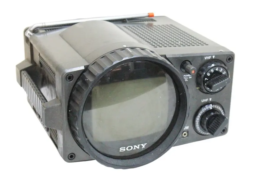 Foto de um(a) Antiga e rara televisão portátil da manufatura SONY TV, da categoria de Televisores. COLECIONISMO- Antiga e rara televisão portátil da manufatura SONY TV - 511 (TV RECEIVER OU MONITOR). Japonesa, design... Mostrado de uma perspectiva diferente. Vendido no marketplace Trésors.