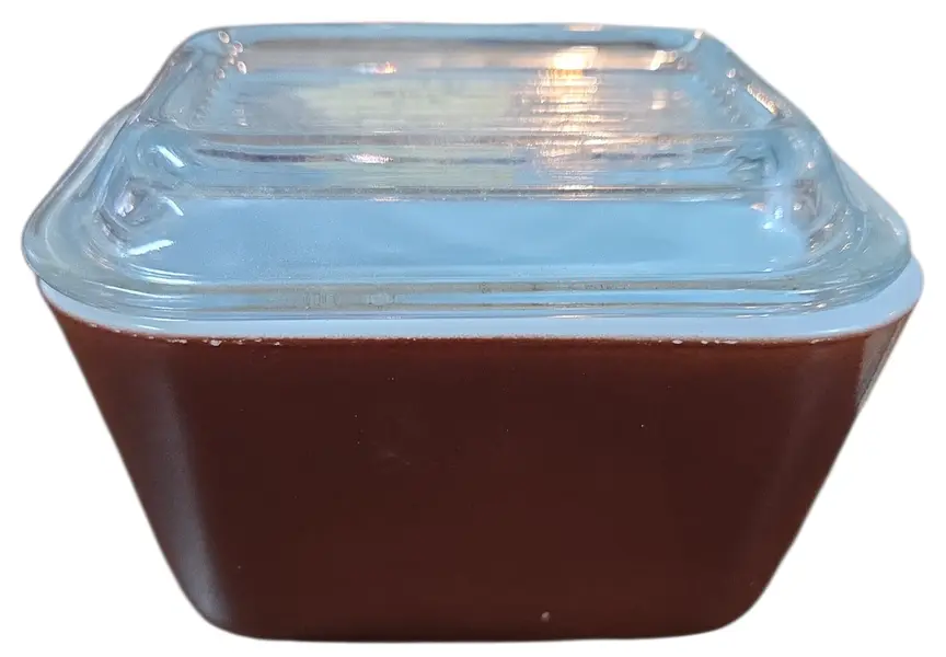 Foto de um(a) Mantegueira Pyrex USA Marrom com Tampa de Vidro, da categoria de Garrafas, potes e jarros. Pote utilitário vintage original da marca Pyrex, fabricado nos Estados Unidos. Este modelo faz parte da icônica coleção... Mostrado de uma perspectiva diferente. Vendido no marketplace Trésors.