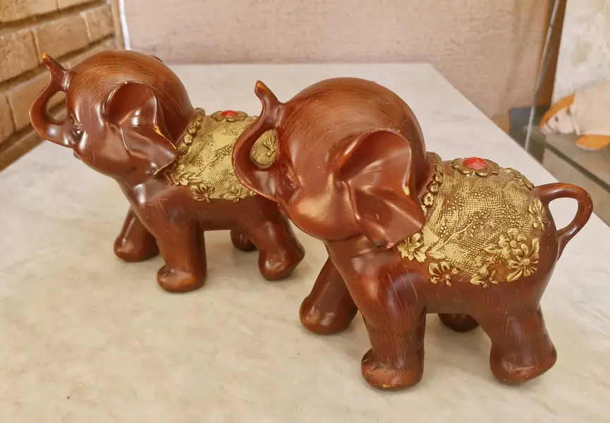 Foto de um(a) Lindos Elefantes Vintages de Bali, da categoria de Modelos e estatuetas. Este par de elefantes representa a Comunhão Espiritual e a Gratidão. O Arco da Conexão: Quando colocados de frente, as... Mostrado de uma perspectiva diferente. Vendido no marketplace Trésors.