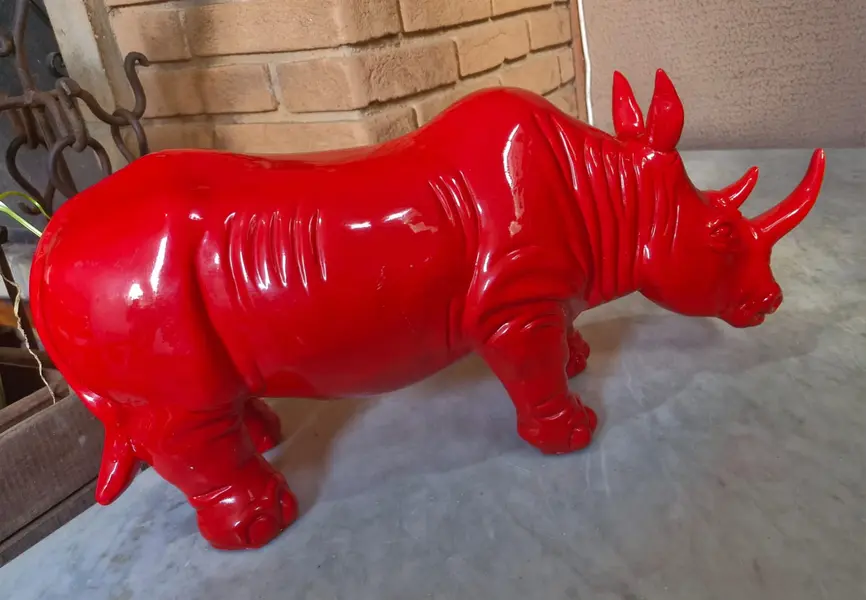 Foto de um(a) Belo Rinoceronte vermelho em resina, da categoria de Modelos e estatuetas. Escultura decorativa em resina, representando um rinoceronte, uma peça de design contemporâneo que se destaca pelo impacto... Mostrado de uma perspectiva diferente. Vendido no marketplace Trésors.
