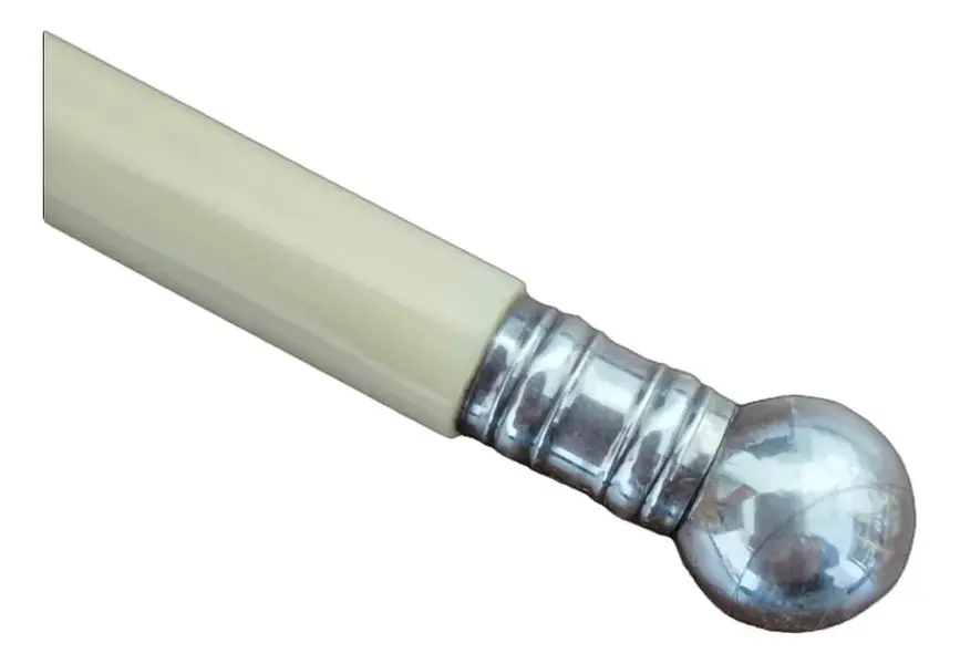 Foto de um(a) Garfo Picles - Inglaterra, Modelo Picles, da categoria de Garfos. Uma Janela para a Etiqueta e o Design de Época O item em questão, um elegante garfo de picles da era Eduardiana... Mostrado de uma perspectiva diferente. Vendido no marketplace Trésors.