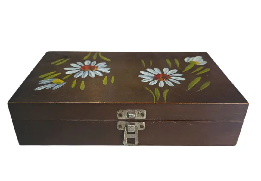 Foto de um(a) Caixa de Joias em Madeira – Detalhes Florais na Tampa, da categoria de Porta-Jóias. Guarde seus tesouros com a delicadeza que eles merecem. Esta caixa de joias em madeira maciça apresenta um acabamento... Mostrado de uma perspectiva diferente. Vendido no marketplace Trésors.