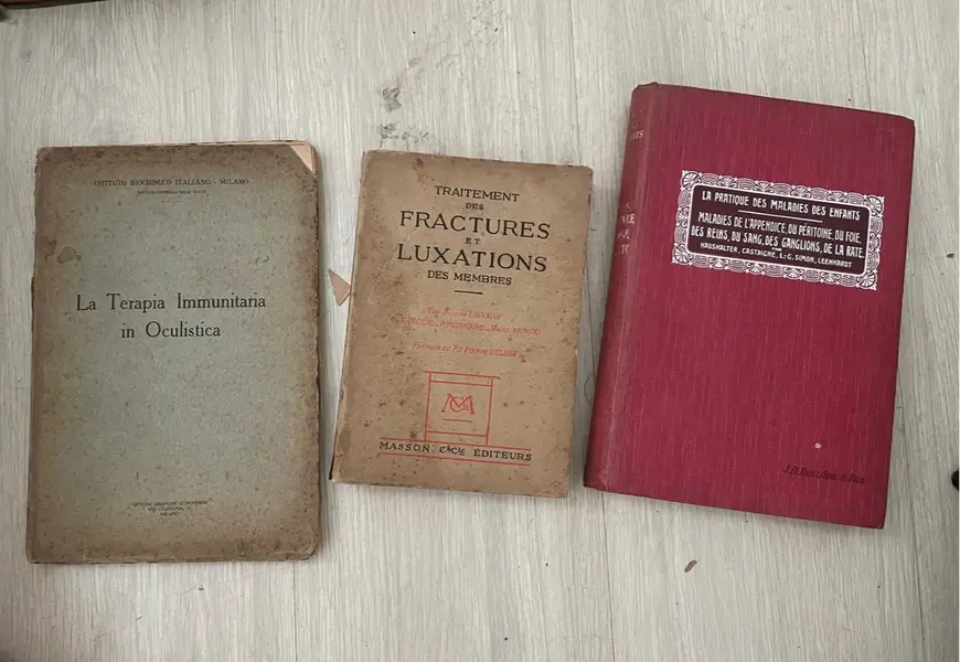 Foto de um(a) Antigos livros de medicina franceses, da categoria de Partituras. Livros de medicina de 1920 em francês. Mostrado de uma perspectiva diferente. Vendido no marketplace Trésors.