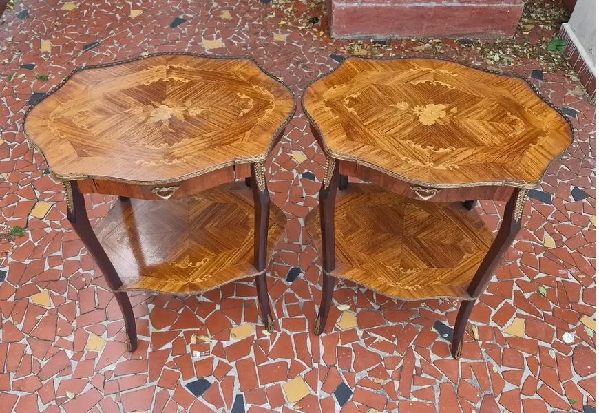 Foto de um(a) Mesa lateral em madeira nobre, da categoria de Mesas laterais. Belissimas mesinhas laterais em madeira nobre, estilo francês Luiz XV, com 2 estágios, pernas recurvas terminadas em bronze,... Mostrado de uma perspectiva diferente. Vendido no marketplace Trésors.