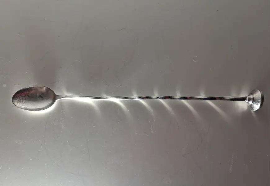 Foto de um(a) Colher bailarina para drinks e sucos marca Eberle, da categoria de Conjuntos para coquetéis. Para misturar drinks, sangria, sucos etc, em metal espessurado à prata. Comprimento: 26 cm. *Possui pequenos desgastes na... Mostrado de uma perspectiva diferente. Vendido no marketplace Trésors.