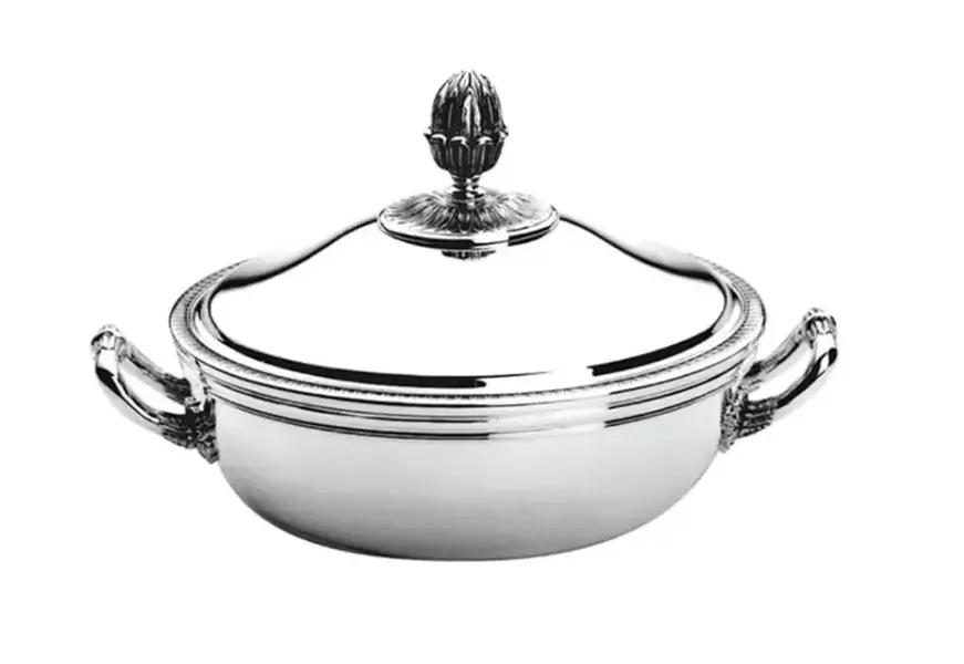 Foto de um(a) Legumeira de Prata com tampa Christofle linha Perles NOVA, da categoria de Outros utensílios para servir. Legumeira de prata Christofle com tampa modelo Perles NOVA, na embalagem original, medindo 21cm de Diametro. Vendido no marketplace Trésors.