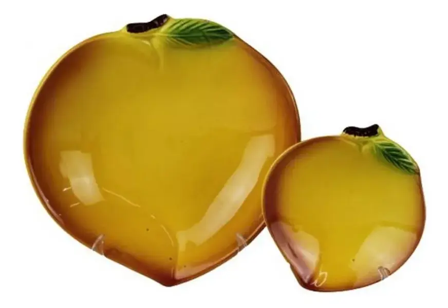 Foto de um(a) Conjunto para sobremesa, da categoria de Pratos. Conjunto de 7 peças em louça para sobremesa no formato de pêssego. Base amarela com borda em degradê quase marrom, pequena... Mostrado de uma perspectiva diferente. Vendido no marketplace Trésors.