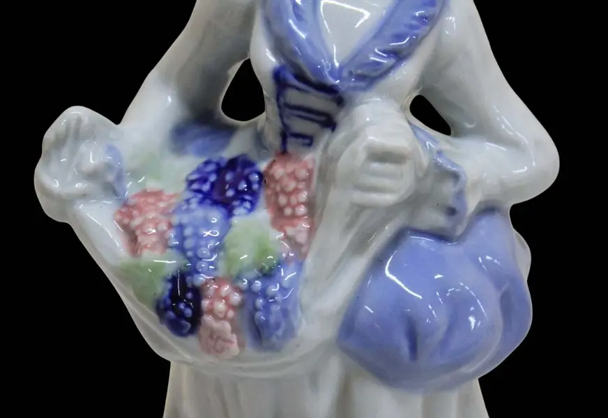 Foto de um(a) Escultura em porcelana alemã anos 50, da categoria de Escultura. Belíssima escultura em porcelana alemã pintada a mão, dos anos 50, ricamente policromada e folheada a ouro, representando "... Mostrado de uma perspectiva diferente. Vendido no marketplace Trésors.