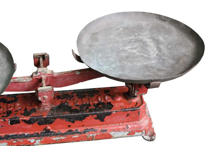 Foto de um(a) Antiga balança em ferro, da categoria de Outros colecionáveis. Antiga balança em ferro (com resquício de pintura na cor vermelho) de armazém, da manufatura FORÇA 40KG. Apresenta dois... Mostrado de uma perspectiva diferente. Vendido no marketplace Trésors.