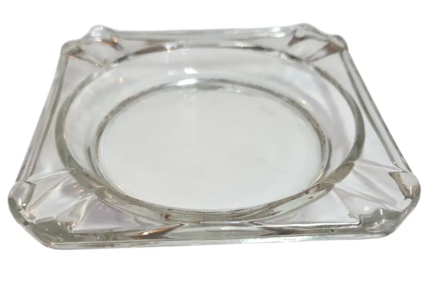 Foto de um(a) Cinzeiro Vidro Vintage, da categoria de Cinzeiros. Feito para o movimento. Este cinzeiro de vidro temperado foi projetado para aguentar o ritmo do dia a dia. Com bordas... Vendido no marketplace Trésors.