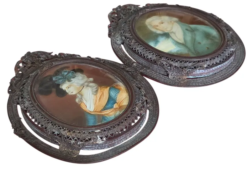 Foto de um(a) Par de Miniaturas Antigas - Retratos Nobres em Molduras de Metal Trabalhado, da categoria de Porta retratos. Este conjunto traz a elegância das miniaturas clássicas, apresentando retratos de um casal com indumentária de época. São... Mostrado de uma perspectiva diferente. Vendido no marketplace Trésors.